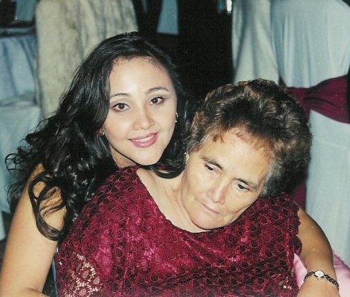 Luisa Flores, la autora de la receta, con su mamá.